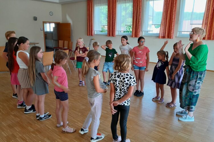Agata und Kids beim Summer Workshop in St Stefan 2023